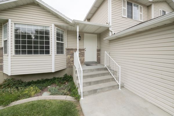 Cost of White Vinyl Siding Replacement in Pewaukee